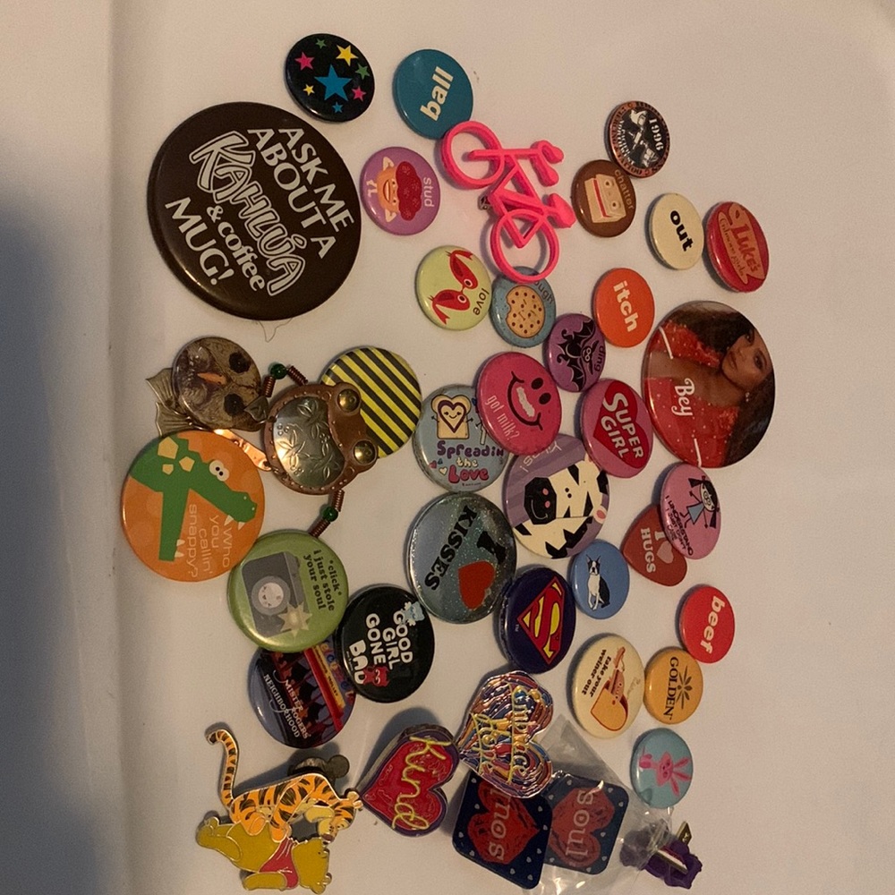 Random and VINTAGE lot of pins and buttons